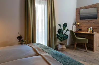 Ein Bett oder Betten in einem Zimmer der Unterkunft Feinheit Hotel & Restaurant, Tor zu Hunsrück und Mittelrhein! Mit Sauna Hot Tub und Gartensuite