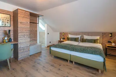 Ein Bett oder Betten in einem Zimmer der Unterkunft Feinheit Hotel & Restaurant, Tor zu Hunsrück und Mittelrhein! Mit Sauna Hot Tub und Gartensuite