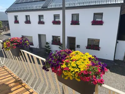 Das Gebäude in dem sich das Ferienhaus befindet