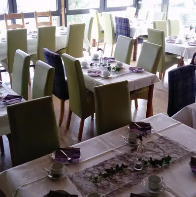 Ein Restaurant oder anderes Speiselokal in der Unterkunft AllerHand Gästezimmer Nohen