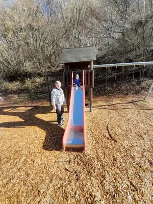 Ein Kinderspielbereich in der Unterkunft Zum Goldenen Tal