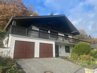 Das Gebäude in dem sich das Ferienhaus befindet