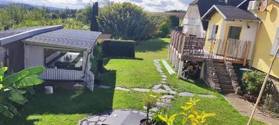 Ein Garten an der Unterkunft Ferienhaus Hexenhäuschen