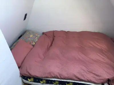 Ein Bett oder Betten in einem Zimmer der Unterkunft Über den Dächern von Koblenz - Aussichts-Wohnung Naturpark Rheinblick, ruhig, zentrumsnah, Sport-Pool