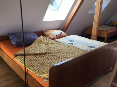 Ein Bett oder Betten in einem Zimmer der Unterkunft Über den Dächern von Koblenz - Aussichts-Wohnung Naturpark Rheinblick, ruhig, zentrumsnah, Sport-Pool