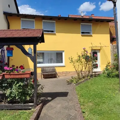 Das Gebäude in dem sich das Ferienhaus befindet