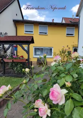 Das Gebäude in dem sich das Ferienhaus befindet