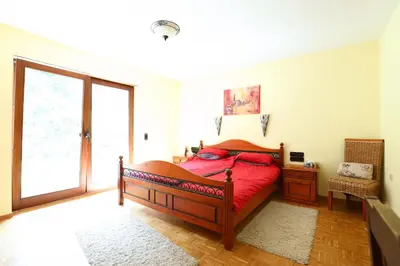 Ein Bett oder Betten in einem Zimmer der Unterkunft Ferienhaus mit Schwimmbad, Whirlpool & Sauna am Nürburgring