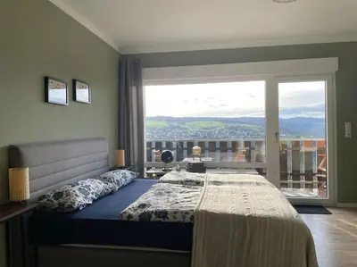 Ein Bett oder Betten in einem Zimmer der Unterkunft #1 Studioapartment mit Loreleyblick direkt an der schönsten Etappe des Rheinsteigs
