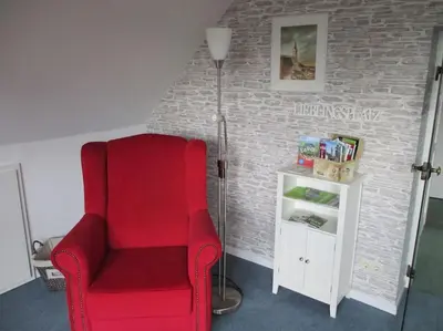 Ein Sitzbereich in der Unterkunft Ferienwohnung Ganz Oben, Stadtmitte Hermeskeil