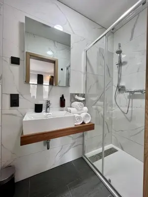 Ein Badezimmer in der Unterkunft JUNIPRO Hotel Schinderhannes
