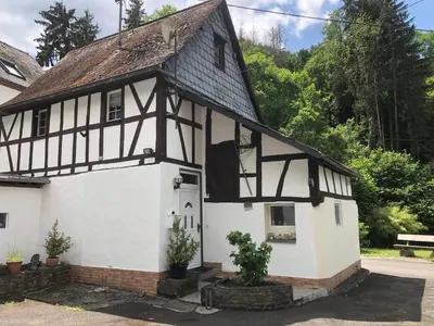 Das Gebäude in dem sich das Ferienhaus befindet