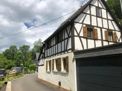 Das Gebäude in dem sich das Ferienhaus befindet