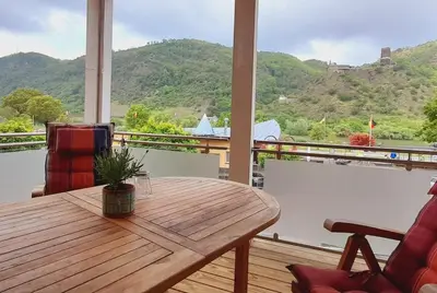 Ein allgemeiner Bergblick oder ein Berglick von des Ferienhauses aus