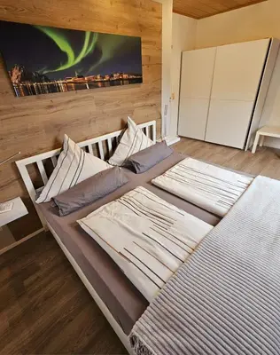 Ein Bett oder Betten in einem Zimmer der Unterkunft Am Lindenbaum, Ferienwohnung in Siebenbach am Nürburgring