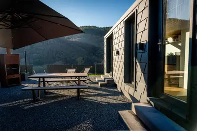Ein allgemeiner Bergblick oder ein Berglick von des Ferienhauses aus