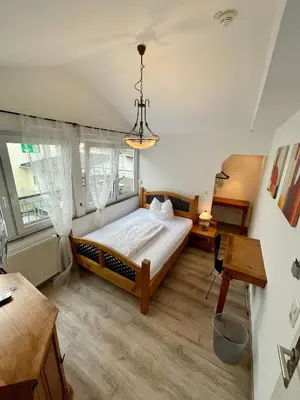 Ein Bett oder Betten in einem Zimmer der Unterkunft Hotel zur Römerbrücke