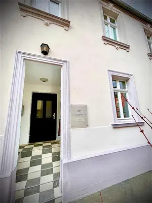 Eine Fassade oder ein Eingang zu Hotel zur Römerbrücke