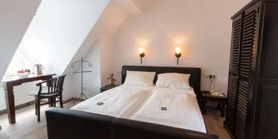 Ein Bett oder Betten in einem Zimmer der Unterkunft Hotel zur Römerbrücke