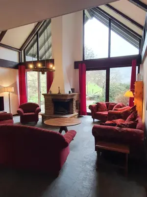 Ein Sitzbereich in der Unterkunft Großes Ferienhaus Sauerburgblick