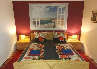 Ein Bett oder Betten in einem Zimmer der Unterkunft Ferienwohnung „Schwalbennest“ Reil/Mosel