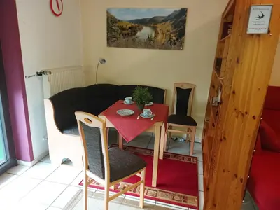 Ein Sitzbereich in der Unterkunft Ferienwohnung „Schwalbennest“ Reil/Mosel