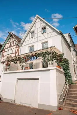 Das Gebäude in dem sich das Ferienhaus befindet