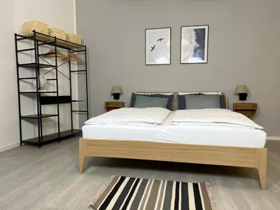 Ein Bett oder Betten in einem Zimmer der Unterkunft Loft Traben - Atelierwohnung nahe Moselufer-Garage, Wallbox