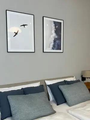 Ein Bett oder Betten in einem Zimmer der Unterkunft Loft Traben - Atelierwohnung nahe Moselufer-Garage, Wallbox