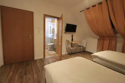 Ein Bett oder Betten in einem Zimmer der Unterkunft Zimmer AsiaDreieck Pension