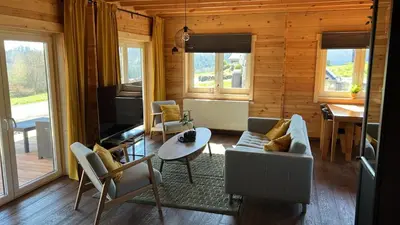 Ein Sitzbereich in der Unterkunft Vakantiehuis aan bosrand in Eifel nabij Cochem-Zell aan de Moezel - Dichtbij De Calmont Klettersteig Bremm - Green House