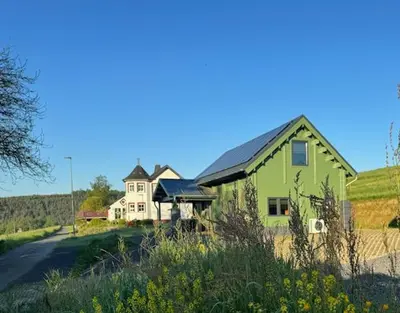 Das Gebäude in dem sich das Ferienhaus befindet