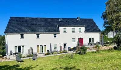 Das Gebäude in dem sich das Ferienhaus befindet