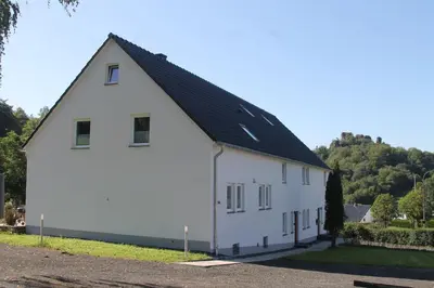 Das Gebäude in dem sich das Ferienhaus befindet