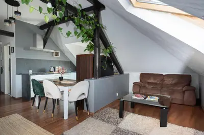 Ein Sitzbereich in der Unterkunft 12: Privatzimmer für Reisende durch Koblenz