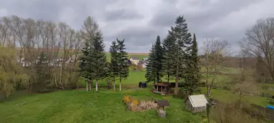 Ein Garten an der Unterkunft Ferienwohnung Räuberhöhle