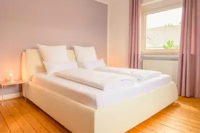 Ein Bett oder Betten in einem Zimmer der Unterkunft Hofgut Eveshausen Familienquartier Klassik 10-14 Gäste