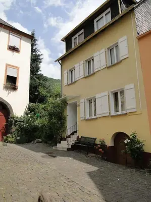Das Gebäude in dem sich das Ferienhaus befindet