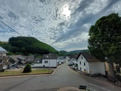 Ein allgemeiner Bergblick oder ein Berglick von des Ferienhauses aus