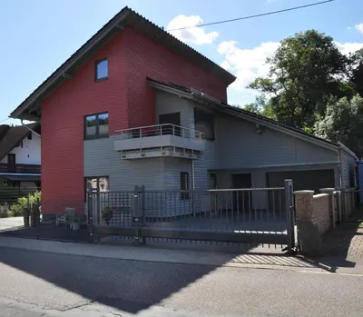 Das Gebäude in dem sich die Ferienwohnung befindet