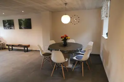 Ein Sitzbereich in der Unterkunft Ferienwohnung Am Pfaffenderbach