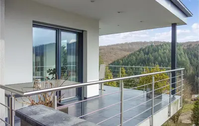 Ein allgemeiner Bergblick oder ein Berglick von des Ferienhauses aus