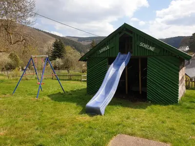 Ein Kinderspielbereich in der Unterkunft Haus Eifelruhe