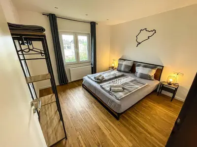 Ein Bett oder Betten in einem Zimmer der Unterkunft Südschleife Appartements - App. 2 - WLAN - Direkt am Ring