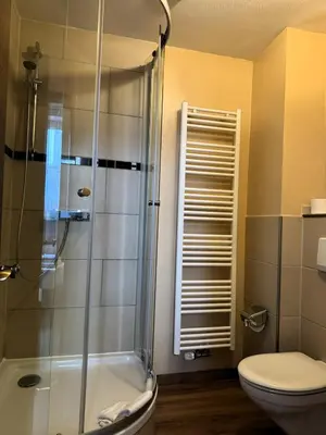 Ein Badezimmer in der Unterkunft Nostalgie Altstadthotel Kornpforte