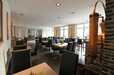 Ein Restaurant oder anderes Speiselokal in der Unterkunft Weingut Heinen
