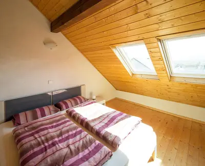Ein Bett oder Betten in einem Zimmer der Unterkunft Ferienwohnung Sauvignon Blanc Weingut Zur Burg