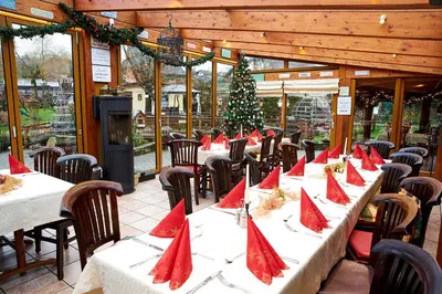 Ein Restaurant oder anderes Speiselokal in der Unterkunft Ferienwohnungen Am Eifelsteig