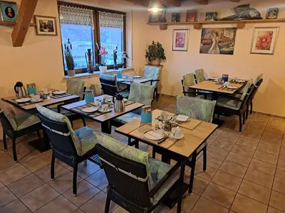 Ein Restaurant oder anderes Speiselokal in der Unterkunft Moselpension Gwosch