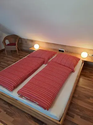 Ein Bett oder Betten in einem Zimmer der Unterkunft Ferienwohnung Prümtalblick